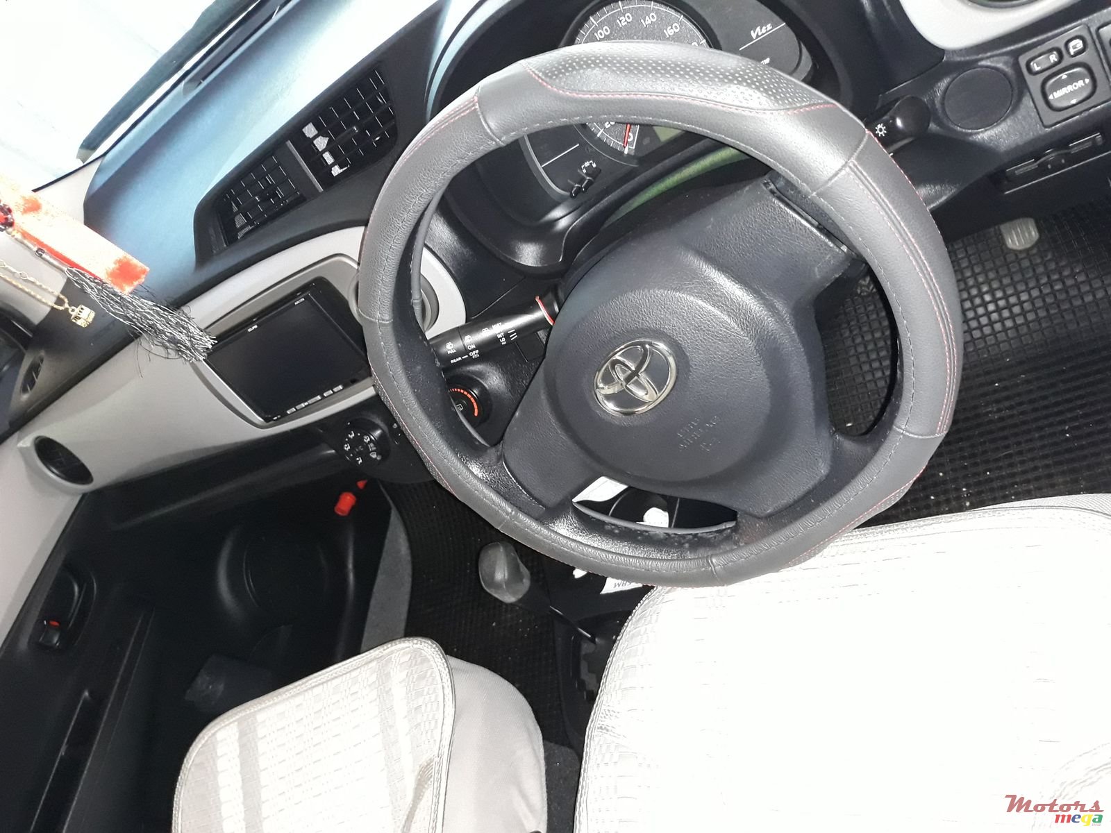 2012' Toyota Vitz photo #3