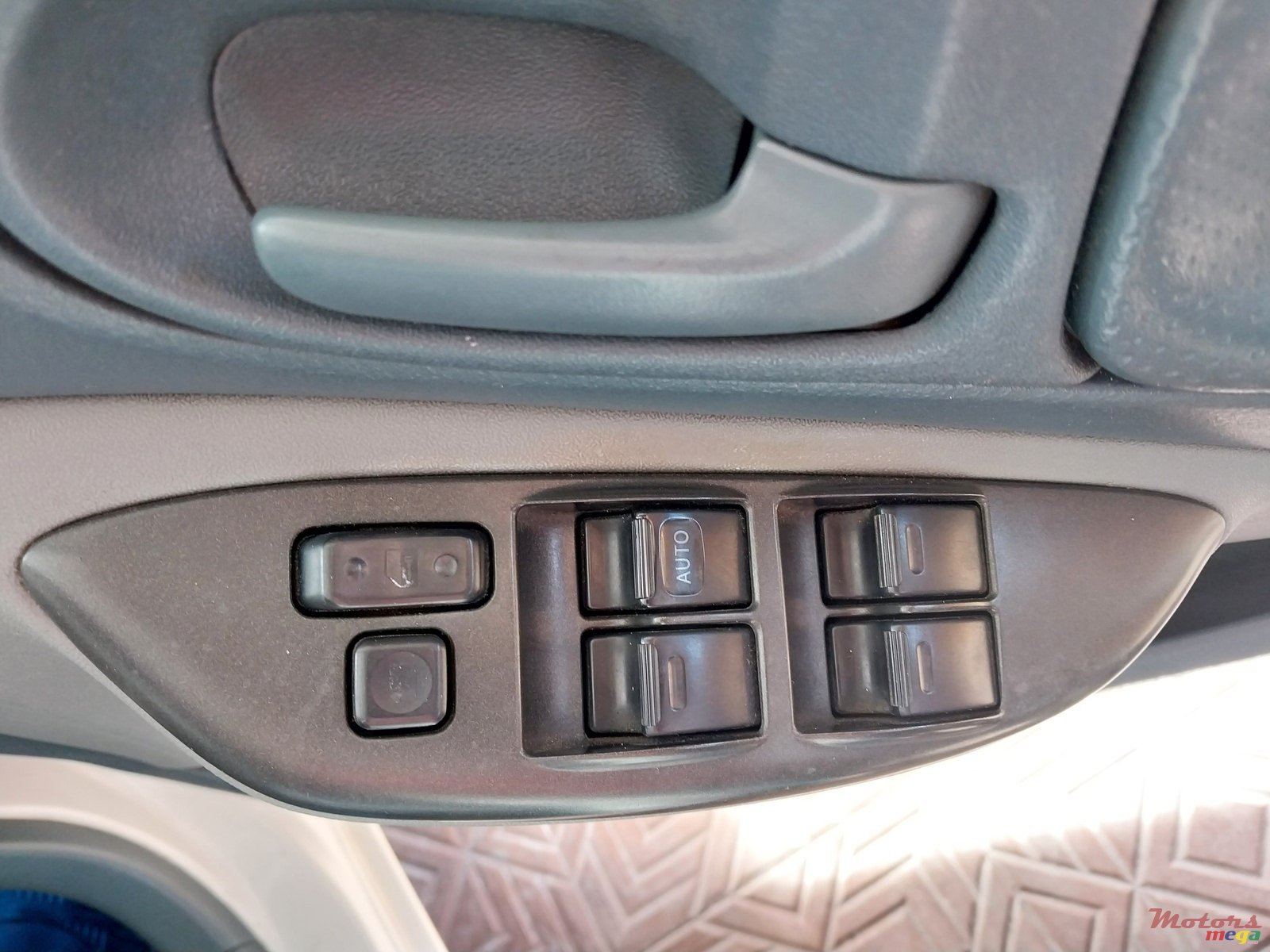 2001' Toyota Vitz photo #5