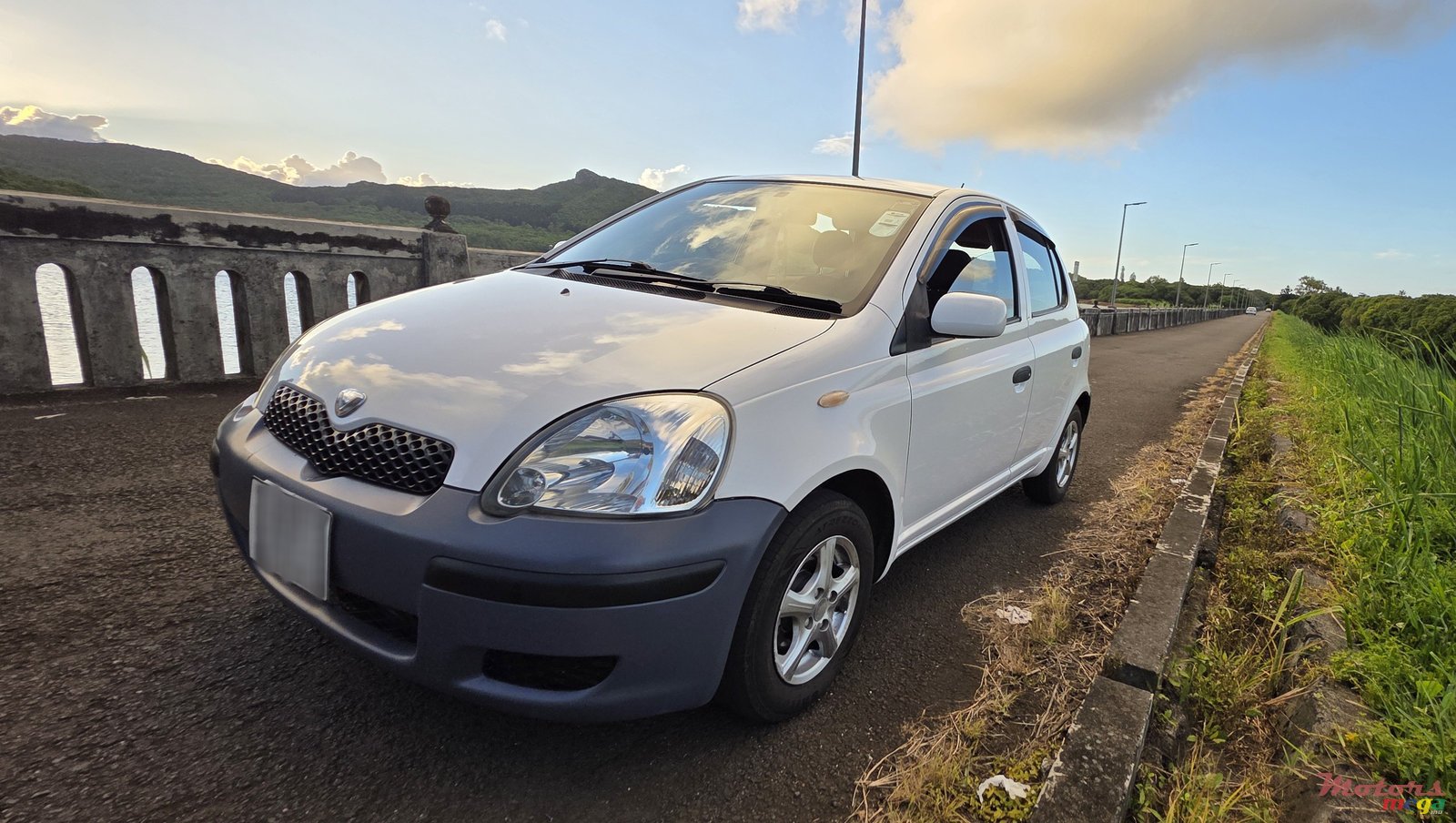 2003' Toyota Vitz photo #3