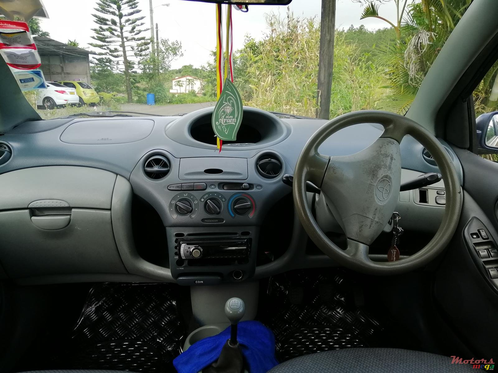 1999' Toyota Vitz photo #1