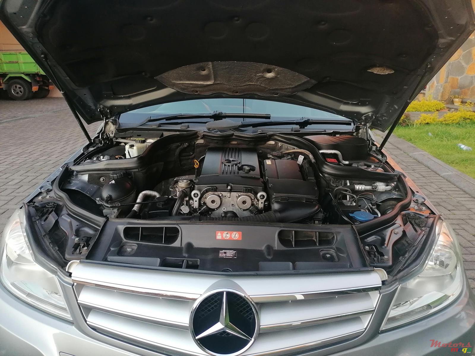 2011' Mercedes-Benz C-Class photo #3