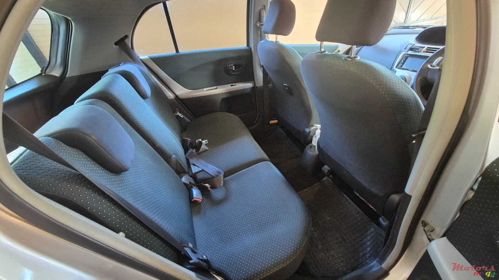 2006' Toyota Vitz photo #5