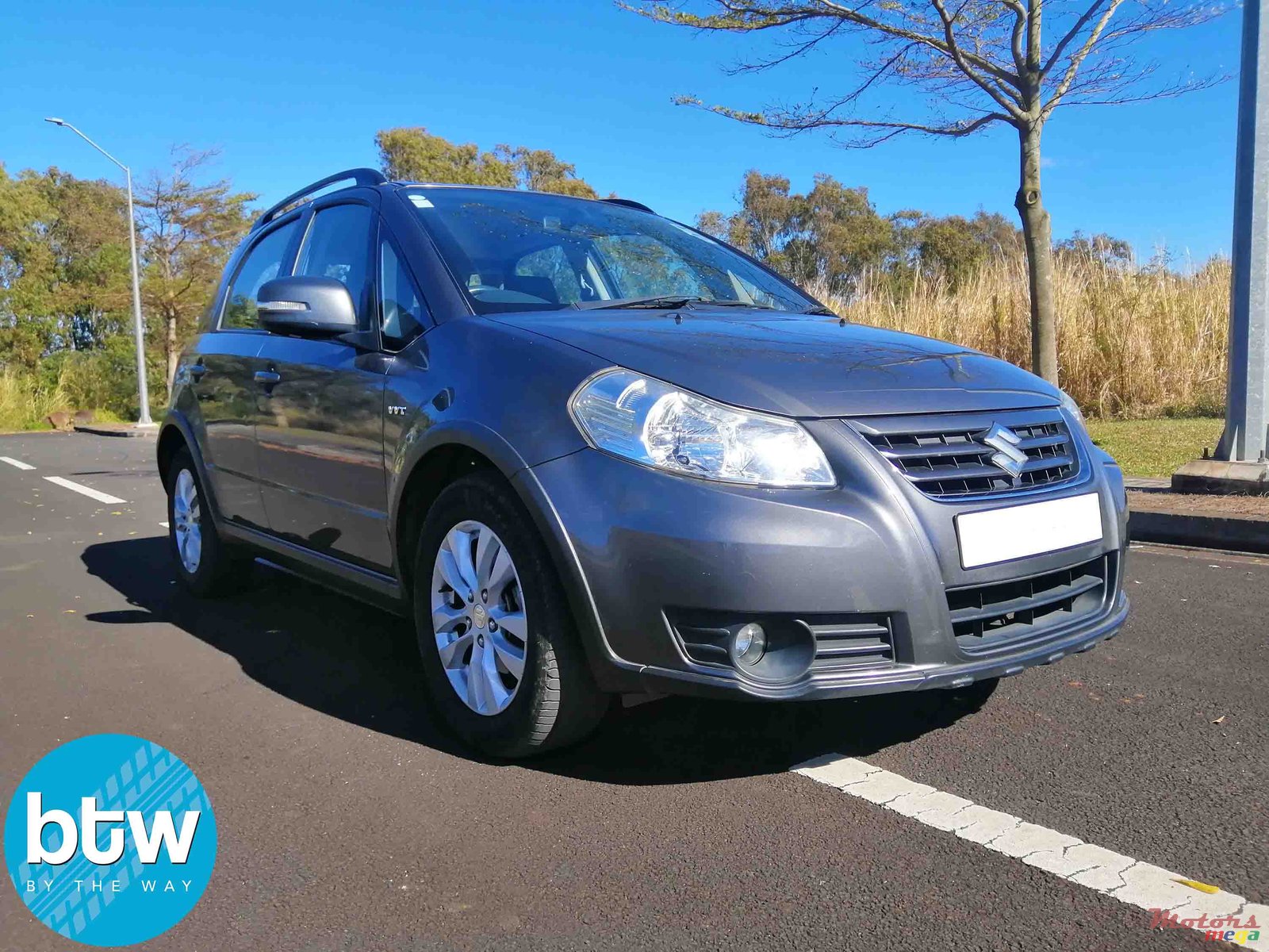 2014' Suzuki SX4 VVT photo #1