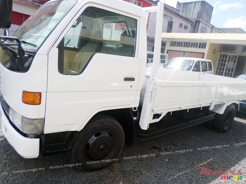 1998' Toyota Dyna 200 photo #2