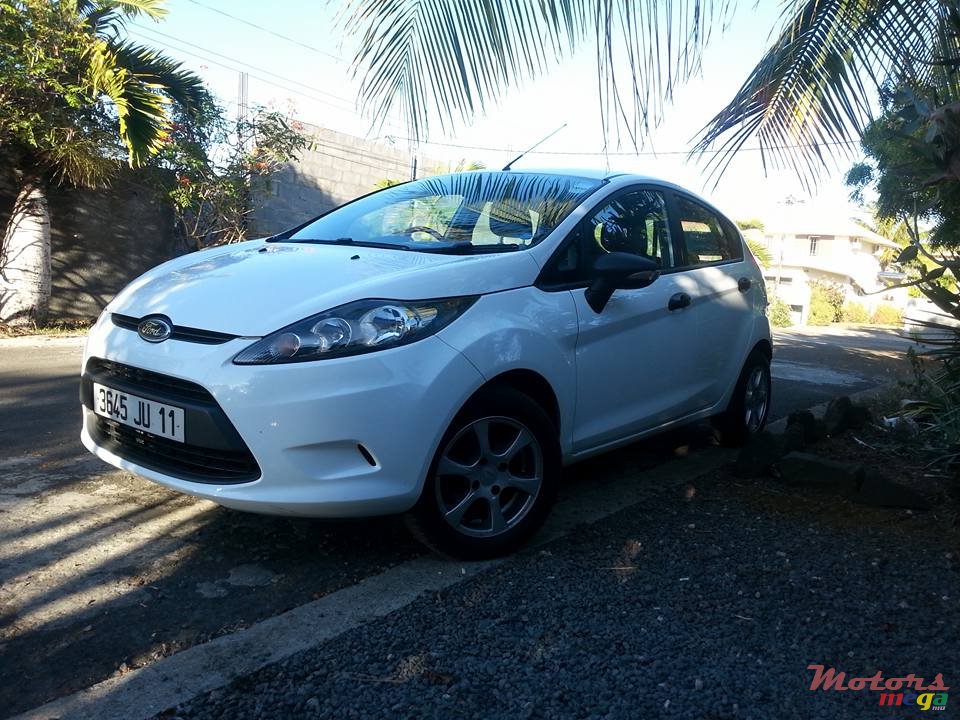 2011' Ford Fiesta photo #2