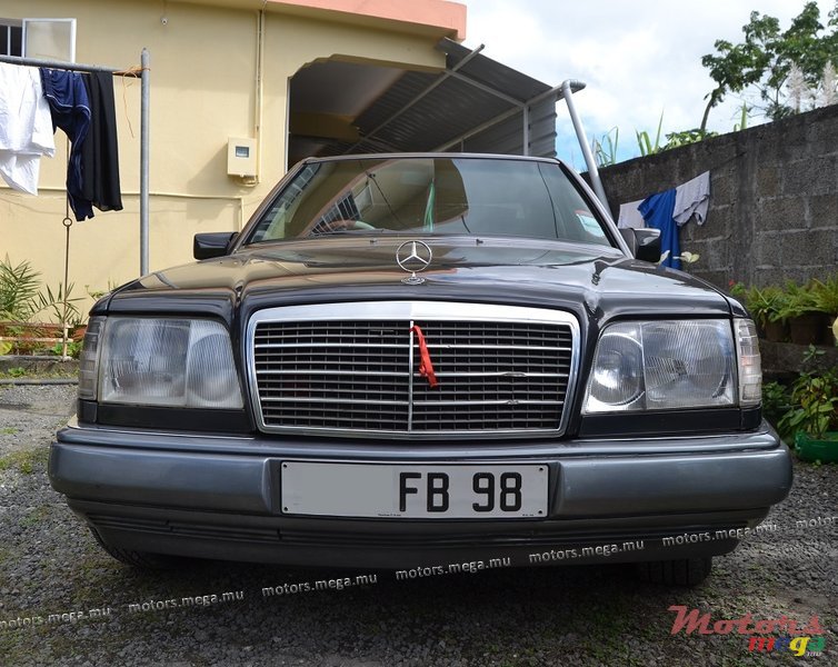 1998' Mercedes-Benz 220E photo #1