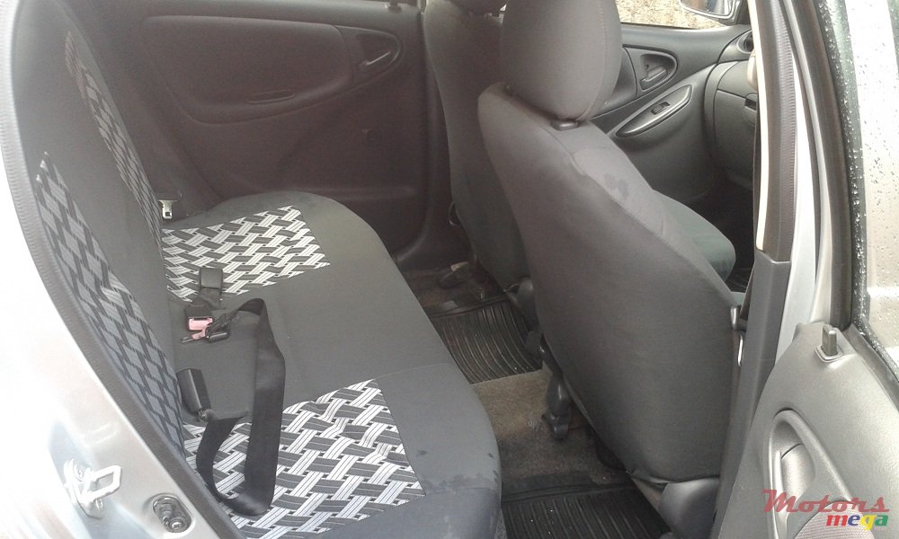 2001' Toyota Vitz photo #5