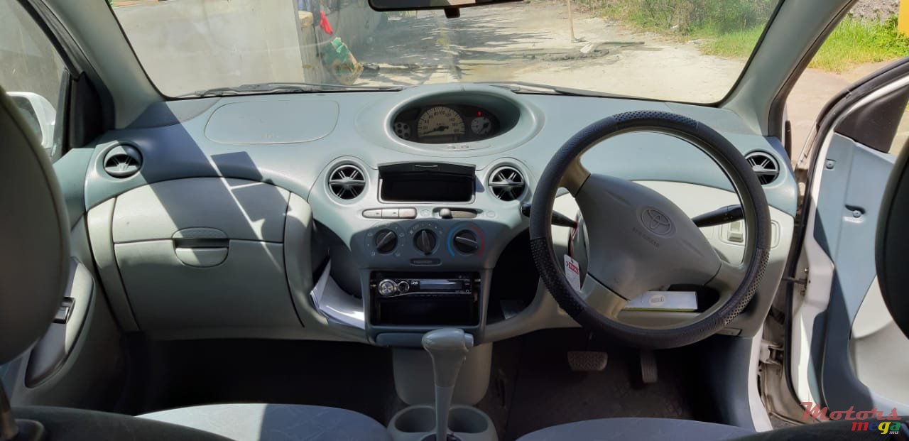 2001' Toyota Vitz photo #2