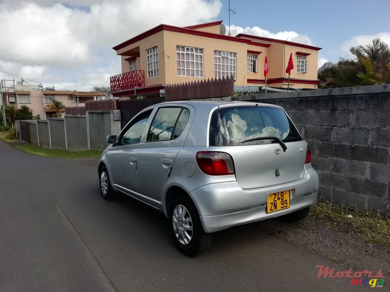 1999' Toyota Vitz photo #1