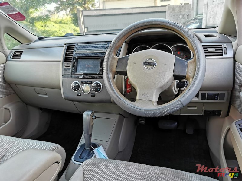 2006' Nissan Tiida Hatchback photo #6