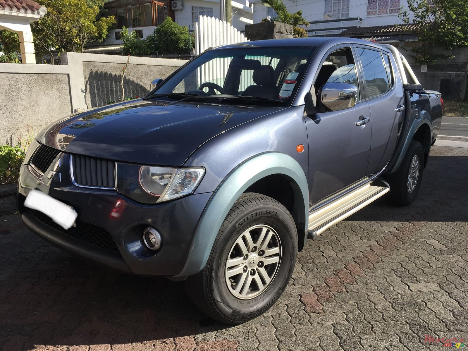 2010' Mitsubishi photo #2