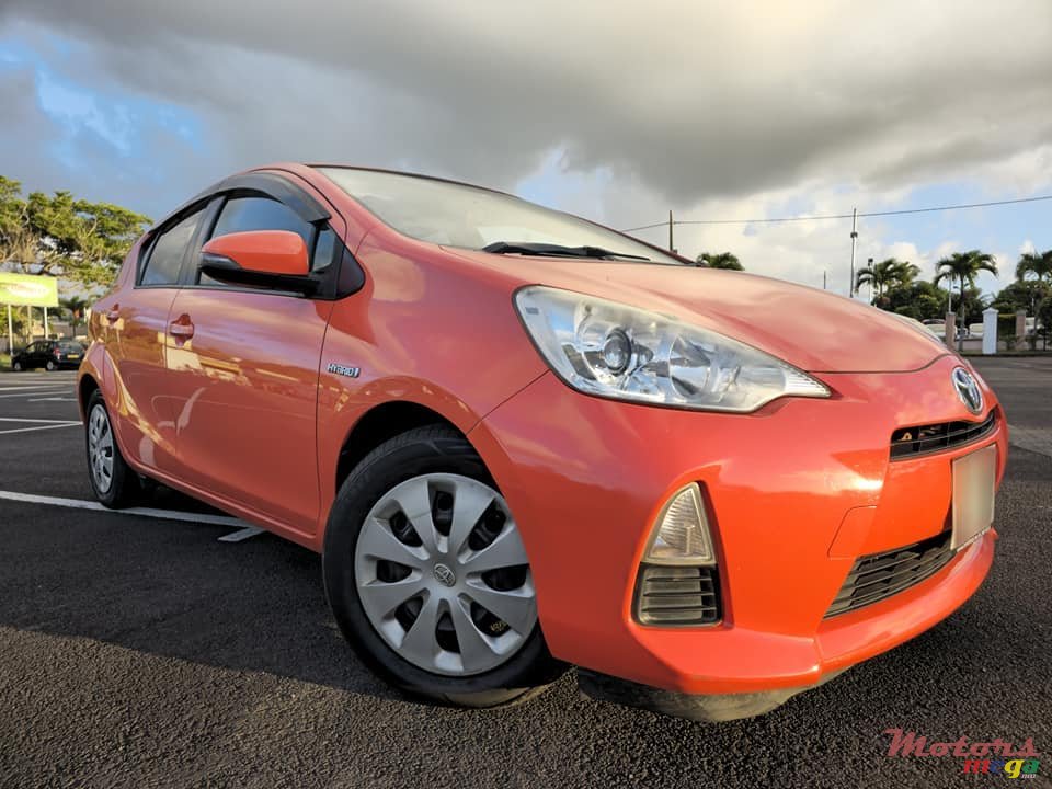 2013' Toyota Aqua Hybrid photo #2