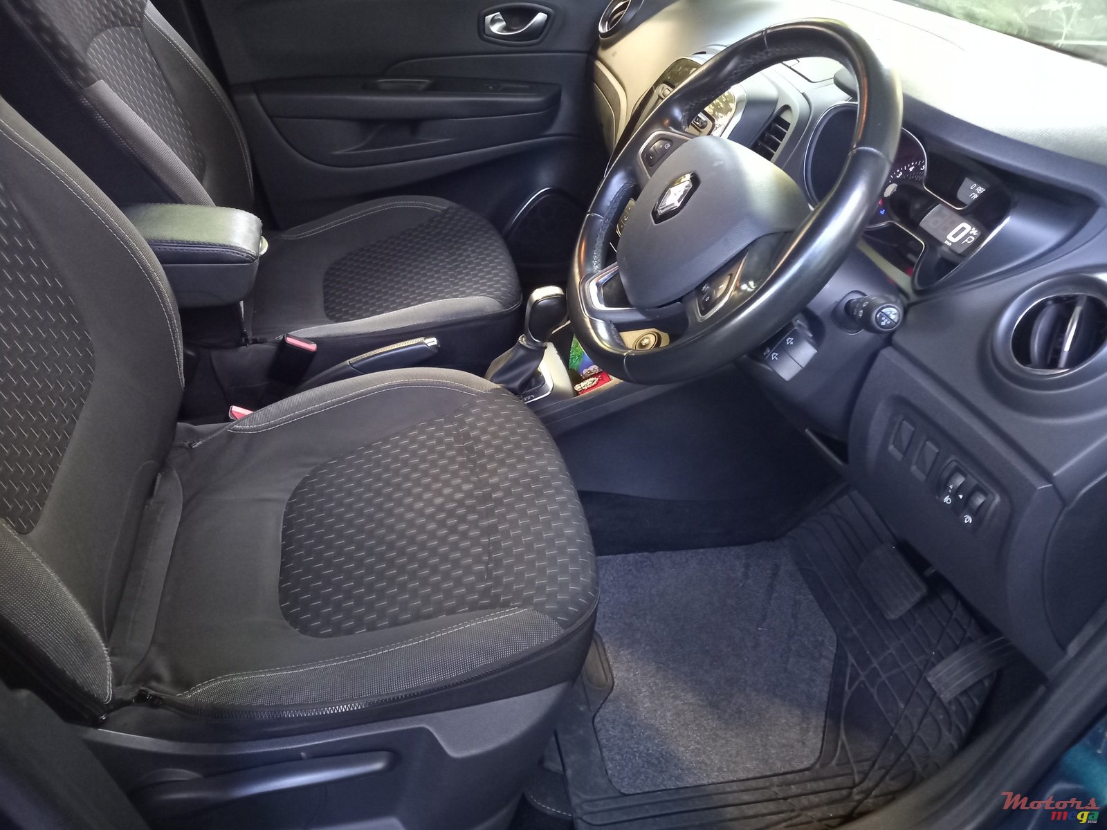 2019' Renault Captur photo #3