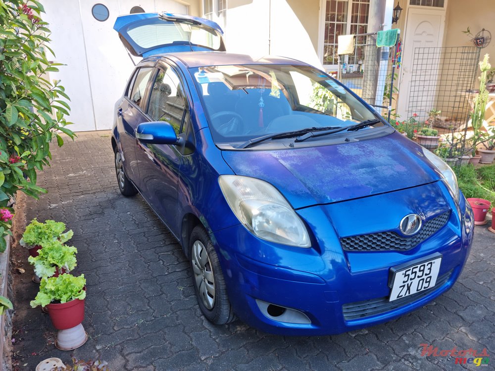 2009' Toyota Vitz photo #3