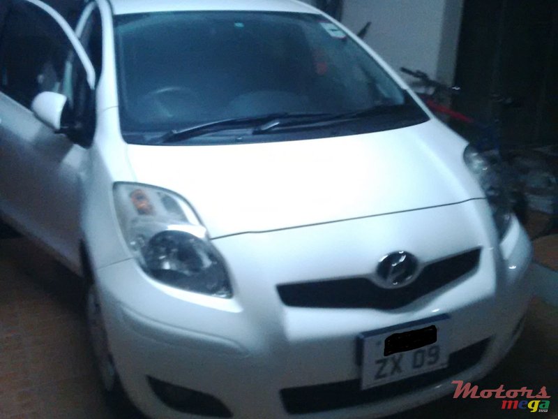 2009' Toyota Vitz photo #1