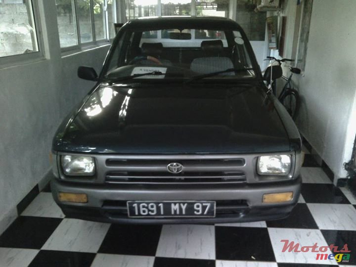 1997' Toyota Hilux photo #1