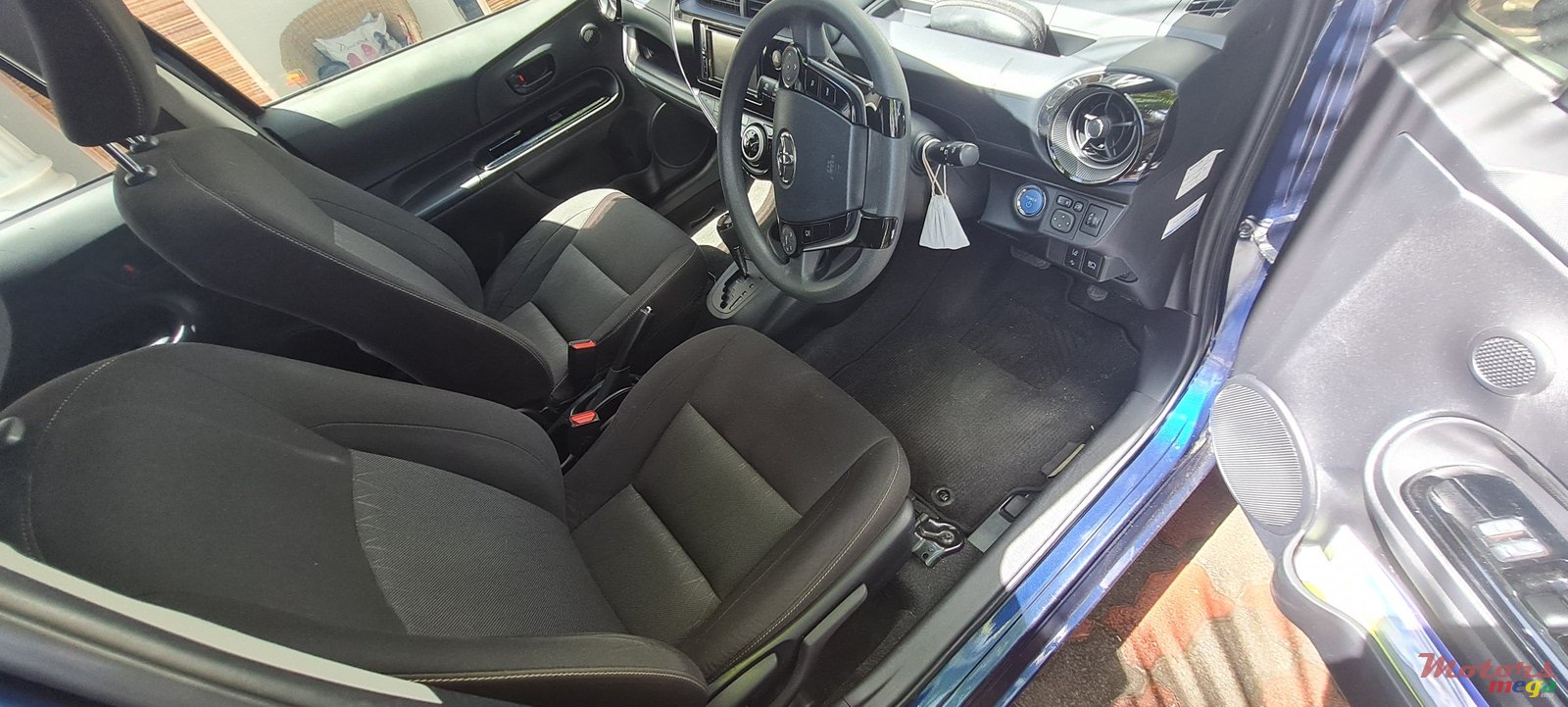 2020' Toyota Aqua Origine hybride photo #1