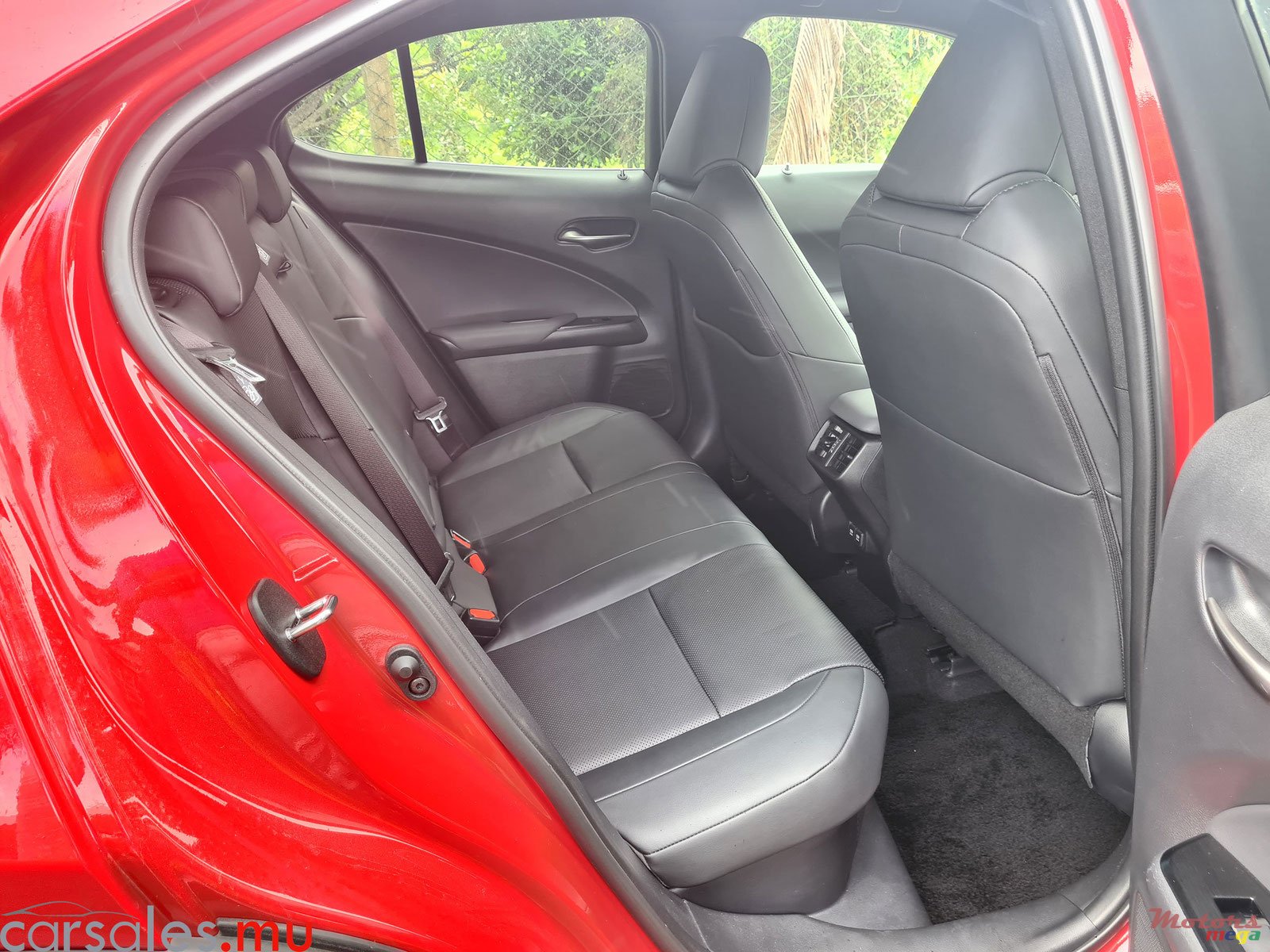 2020' Lexus UX 250h 2.0 Hybrid photo #5