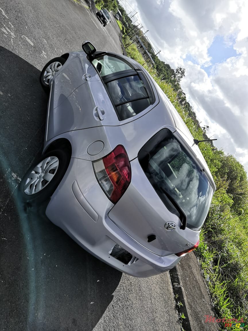 2010' Toyota Vitz 1000cc photo #2