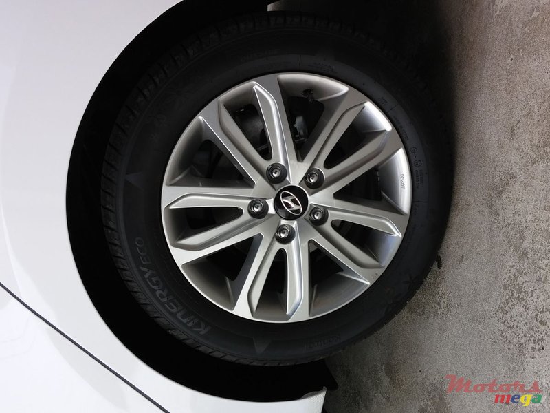 2014' Hyundai Elantra photo #5