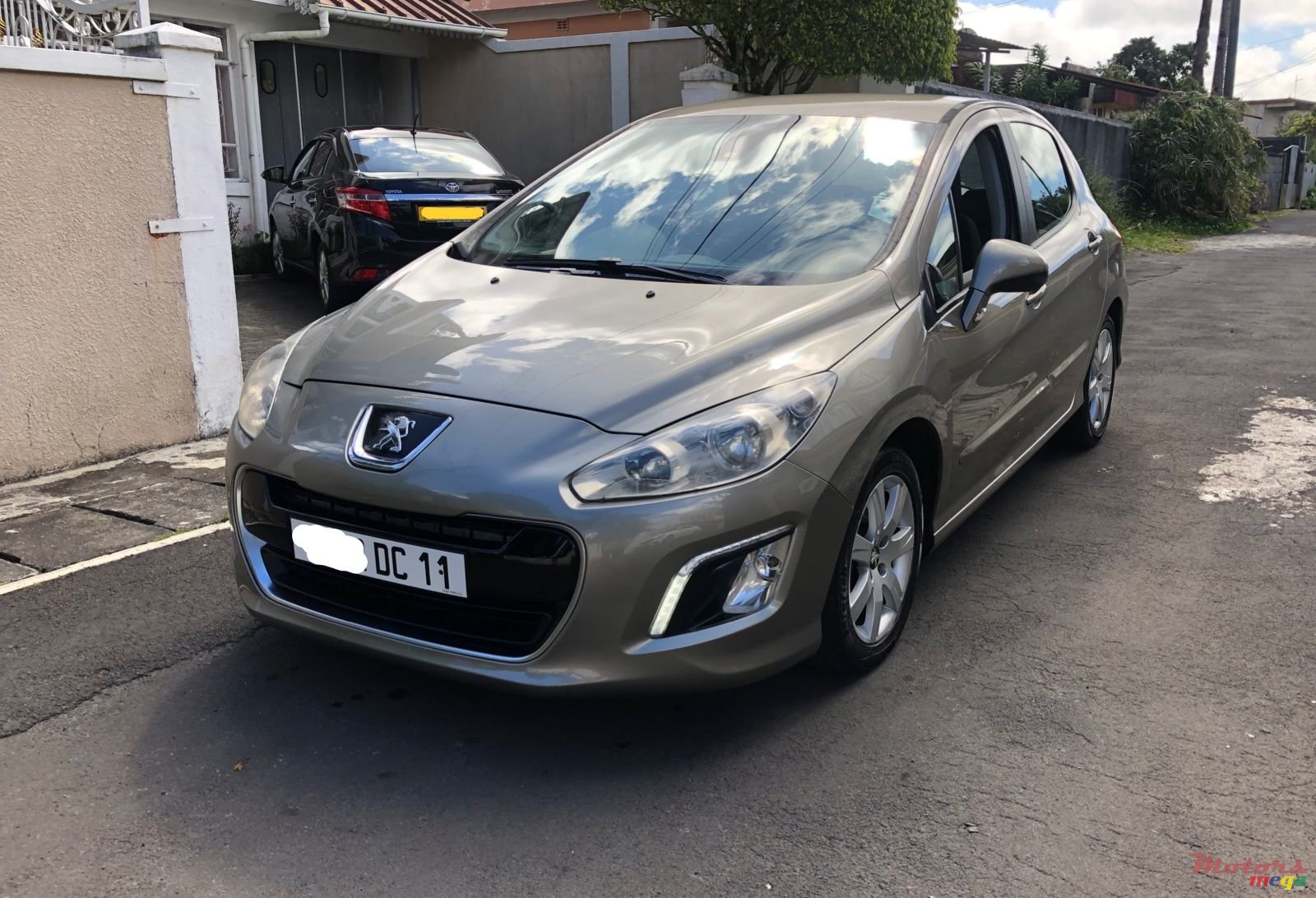 2011' Peugeot 308 photo #1