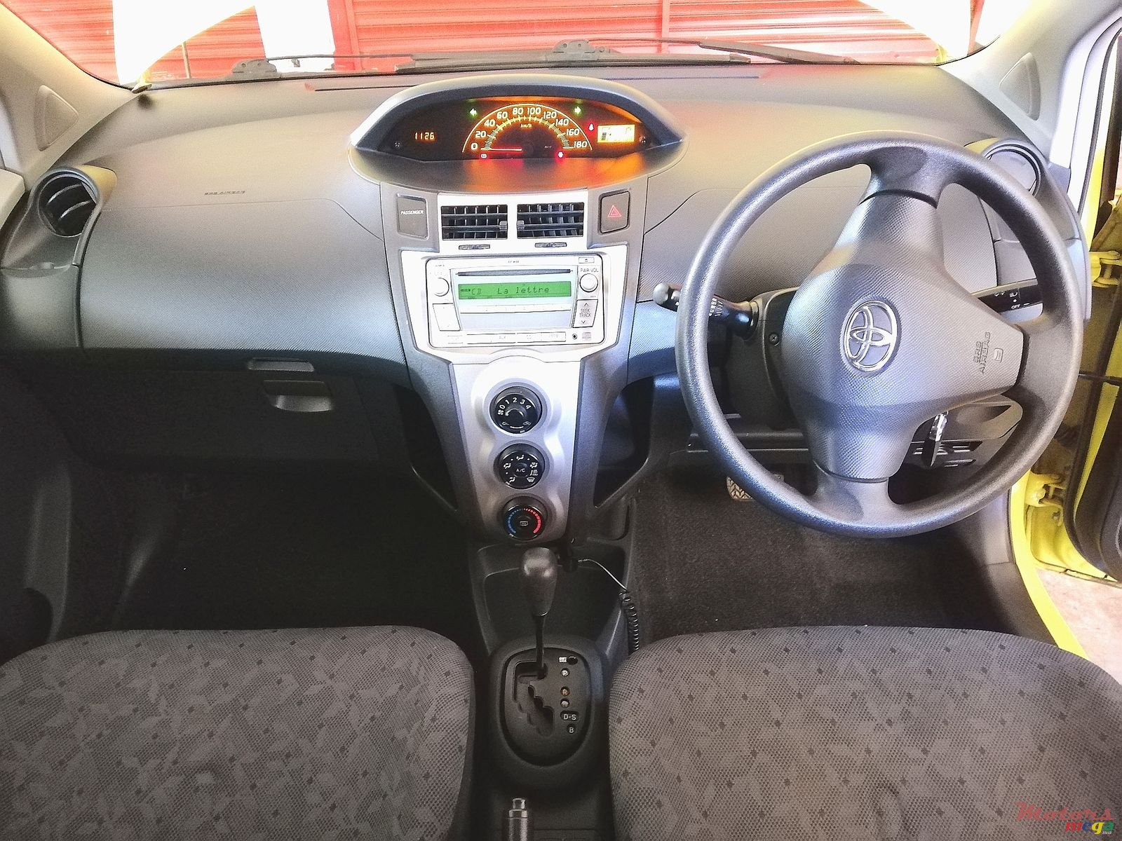 2008' Toyota Vitz photo #2