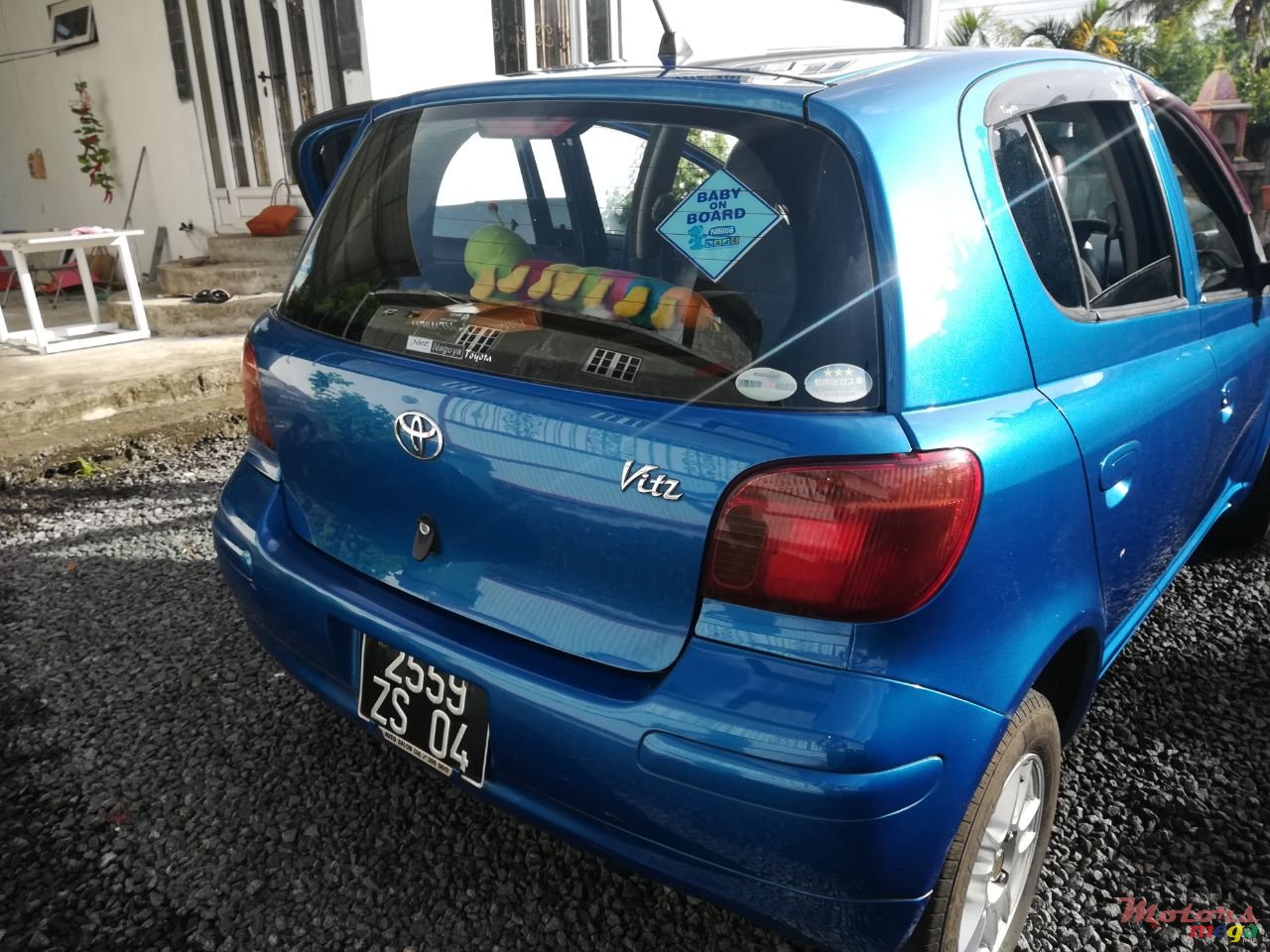 2004' Toyota Vitz photo #1