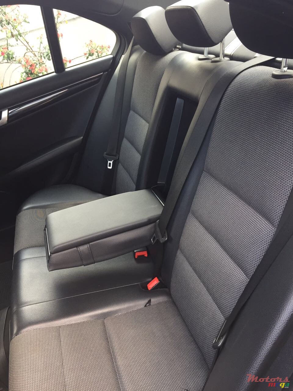 2011' Mercedes-Benz C-Class photo #7