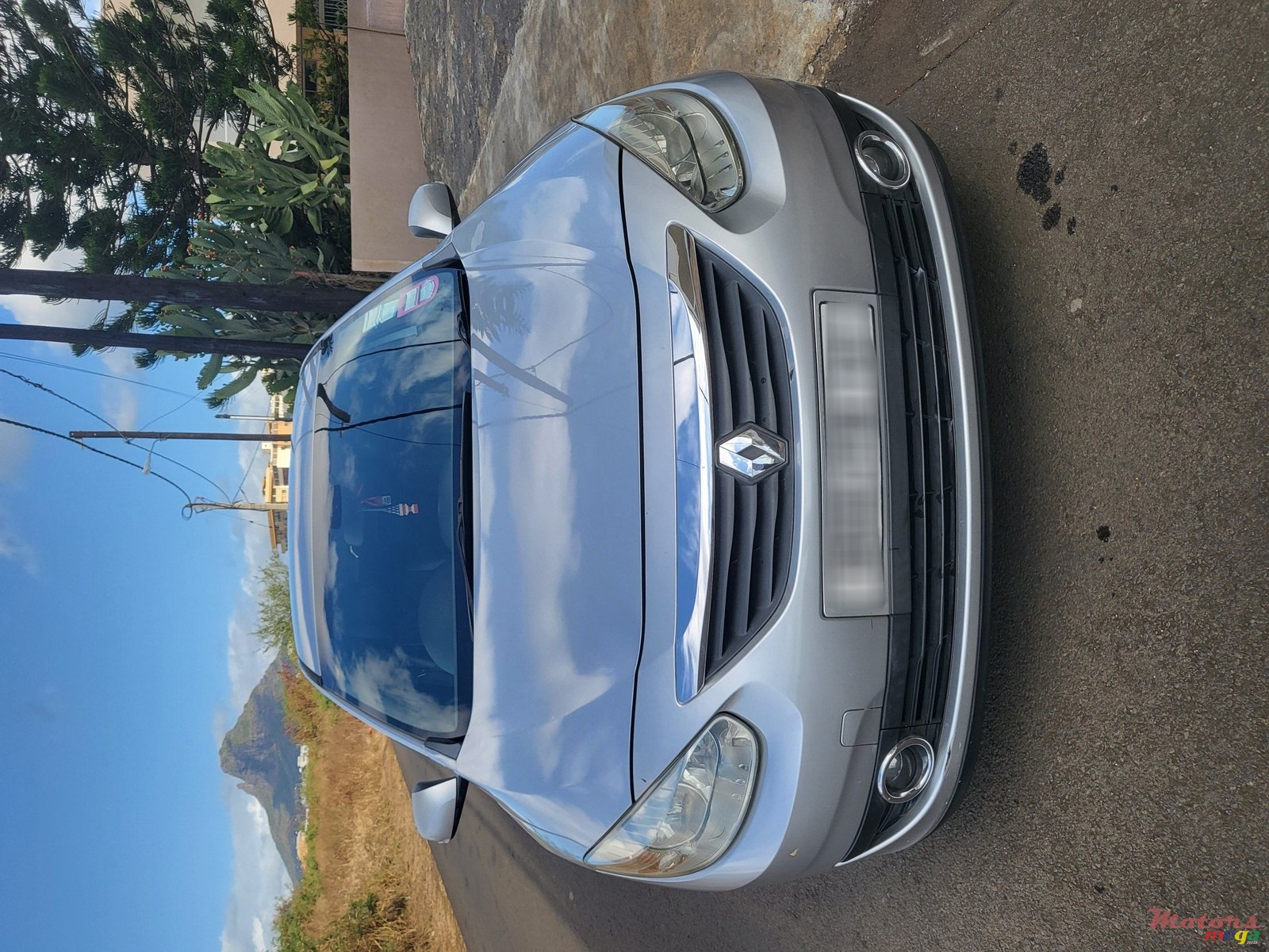 2012' Renault Fluence photo #2