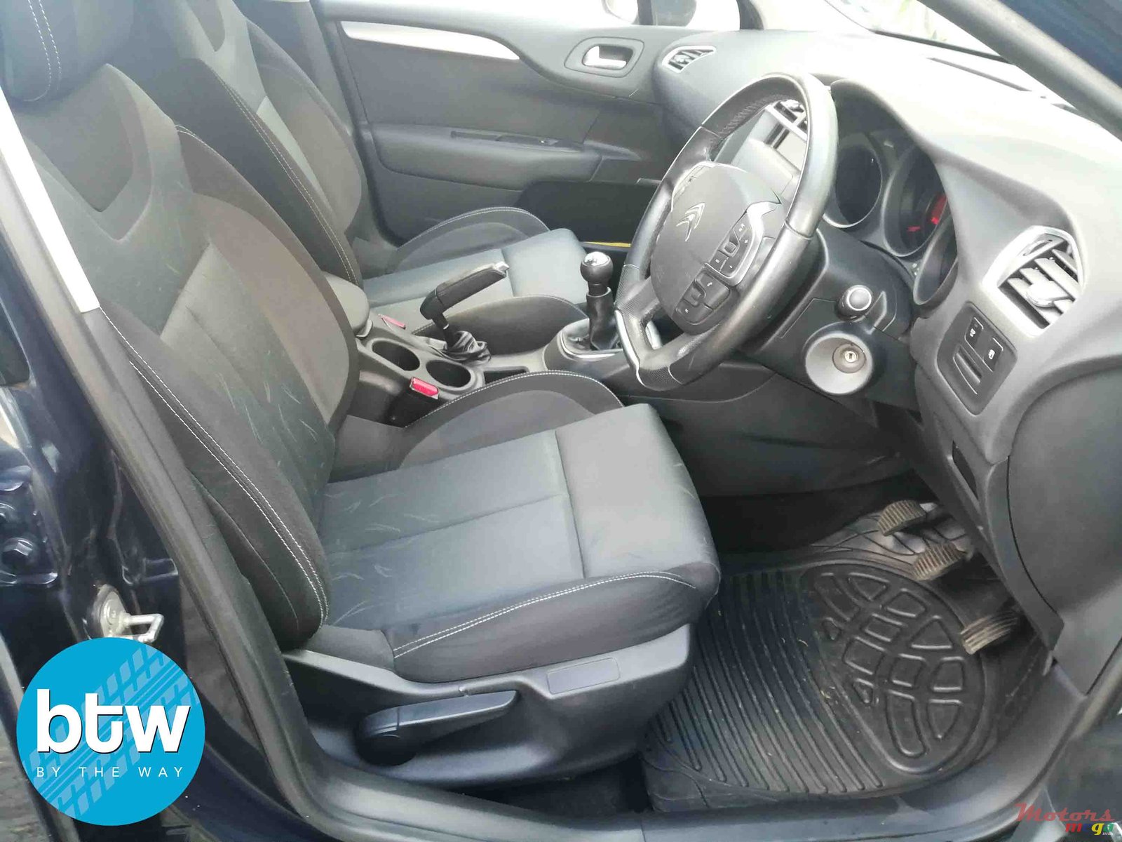 2011' Citroen C4 photo #5