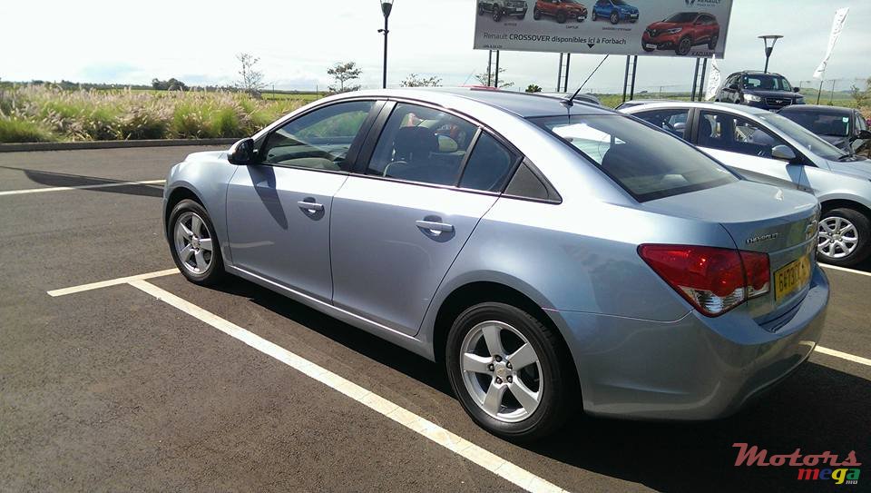 2010' Chevrolet Cruze LS photo #1