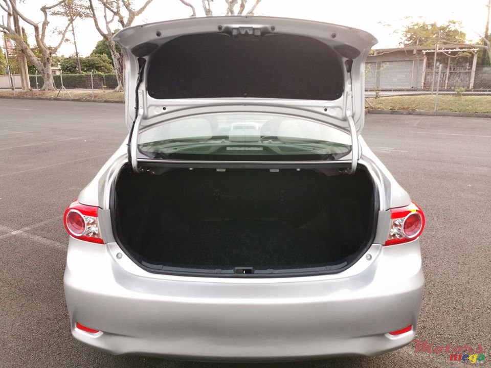 2013' Toyota Corolla GLi photo #7