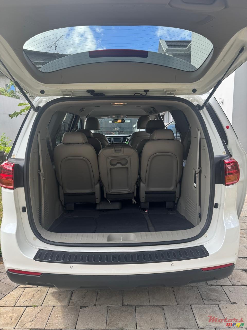 2019' Kia Carnival photo #3