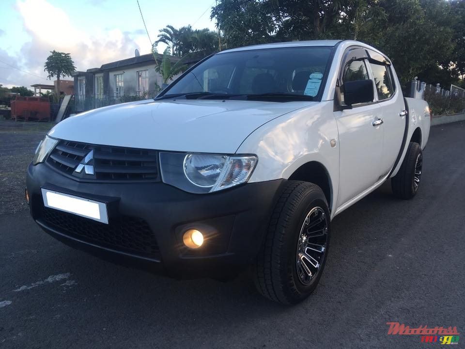 2010' Mitsubishi L200 Sportero 4x2 photo #2