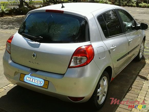2011' Renault Clio photo #2