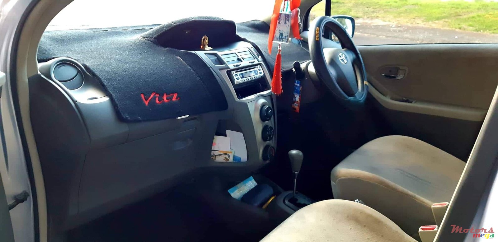 2009' Toyota Vitz photo #4