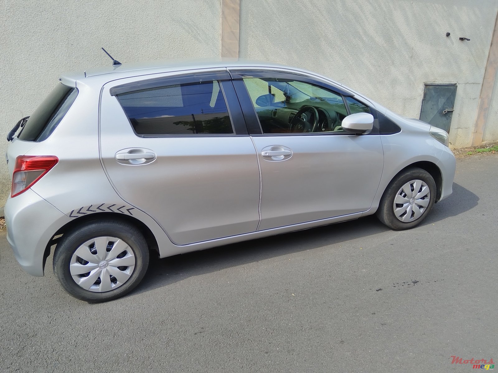 2014' Toyota Vitz photo #3