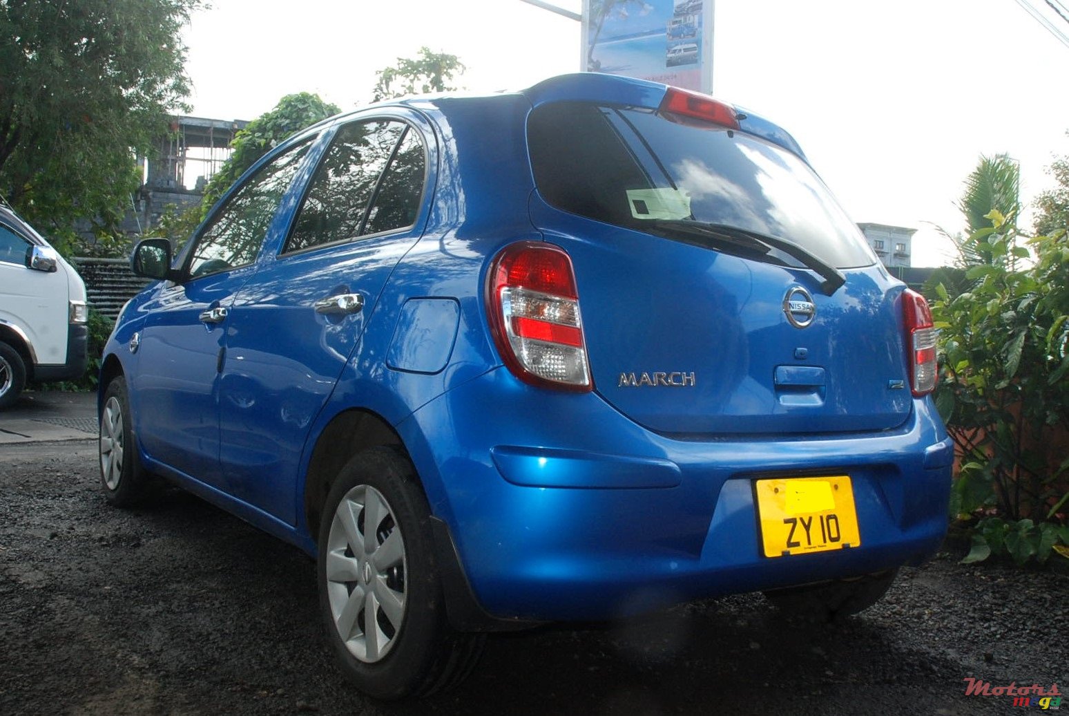 2010' Nissan photo #1