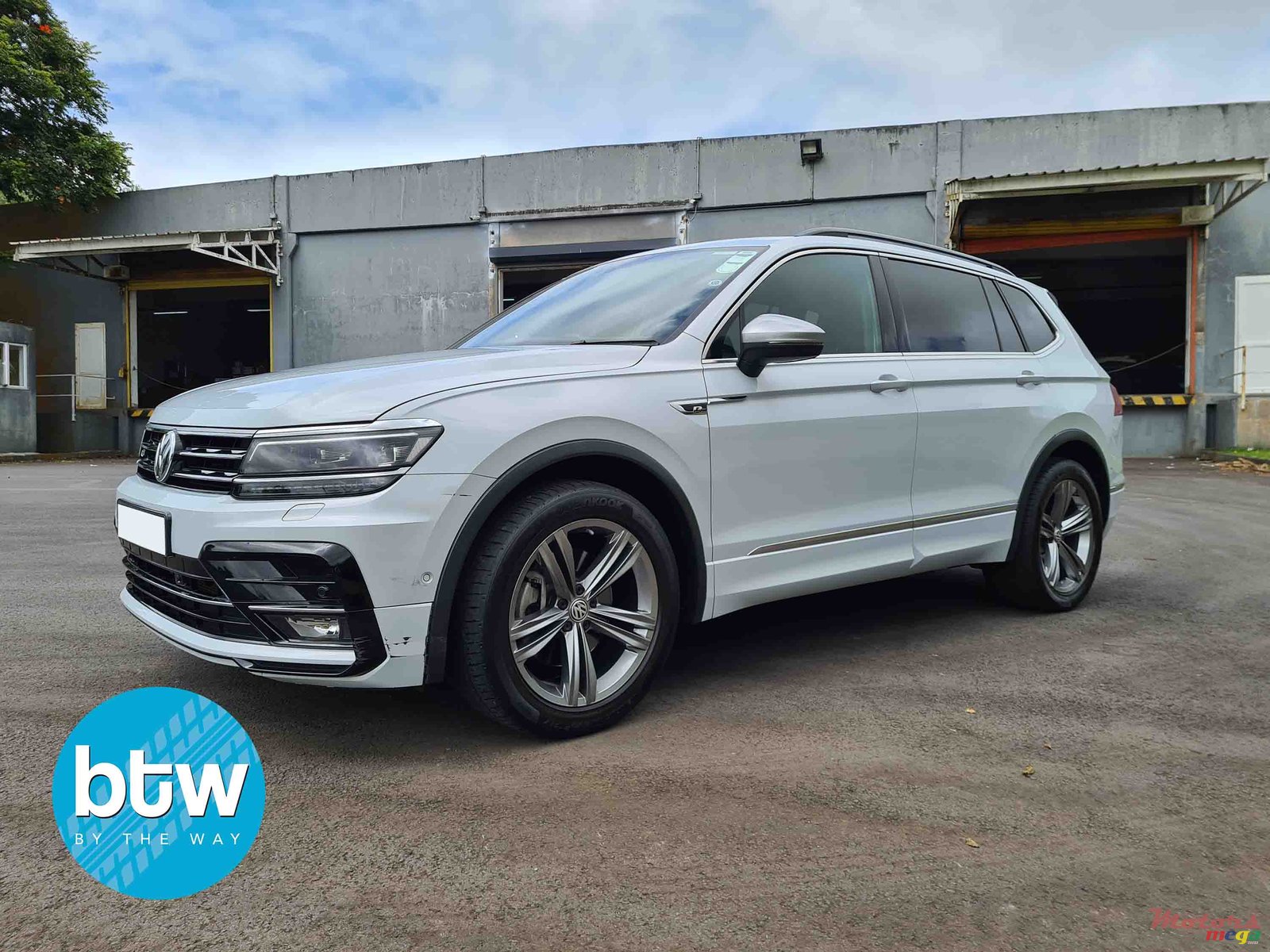 2019' Volkswagen Tiguan photo #2