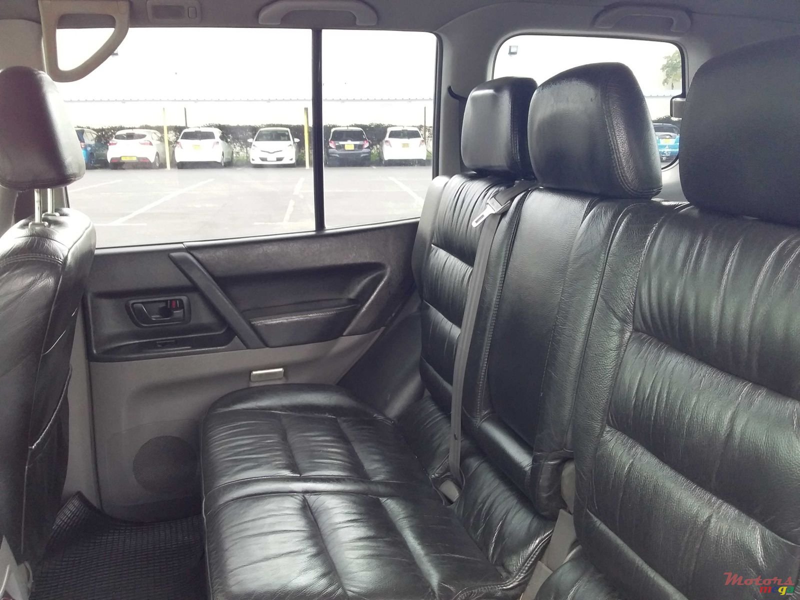 2001' Mitsubishi Pajero photo #6
