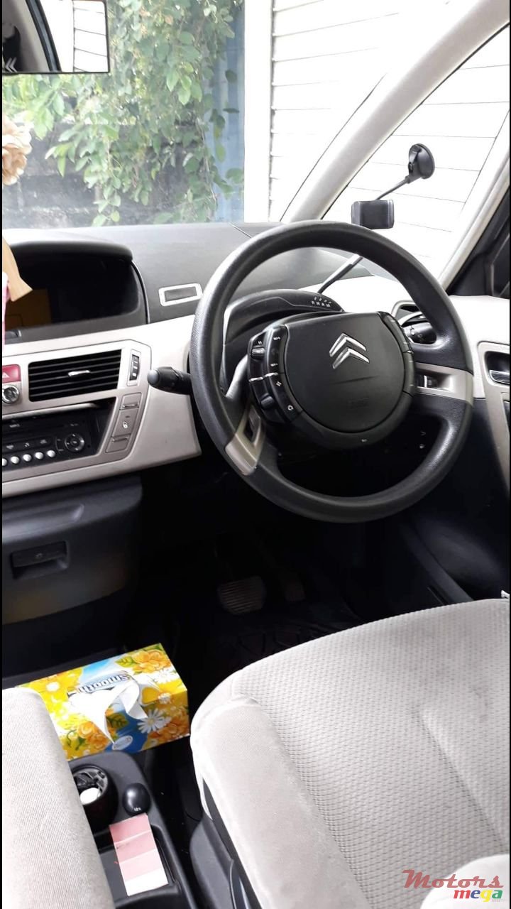 2008' Citroen C4 Picasso photo #4
