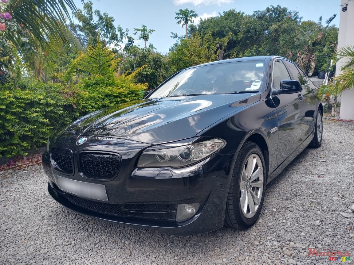 2010' BMW 5 Series 520D photo #2
