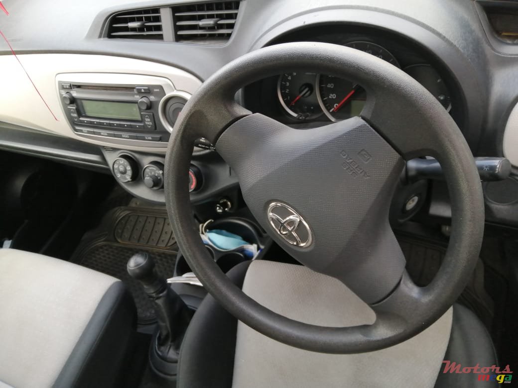 2014' Toyota Yaris photo #5
