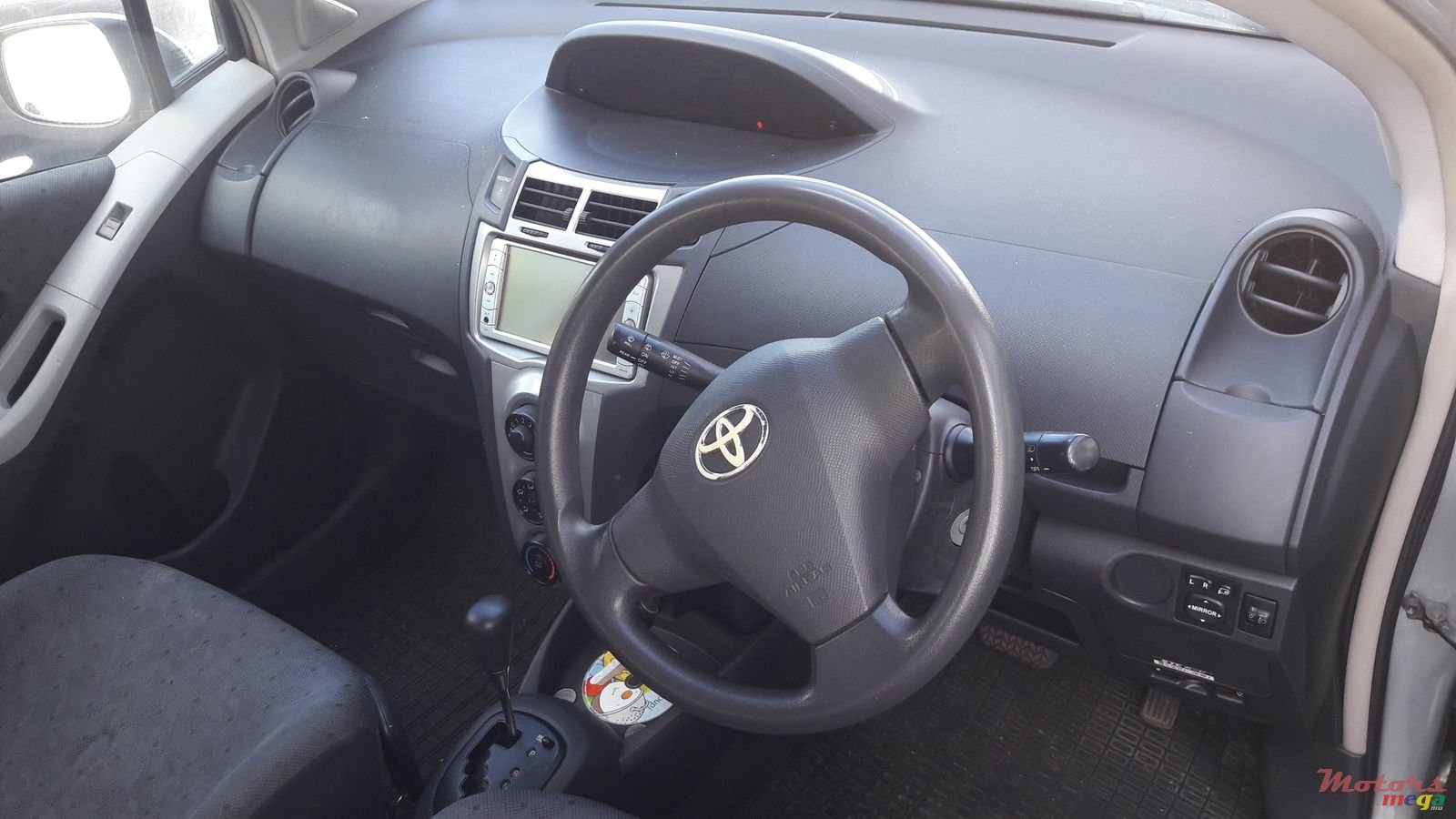 2009' Toyota Vitz photo #5