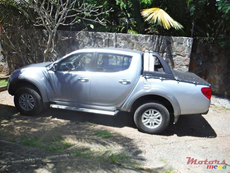 2013' Mitsubishi L300 photo #1
