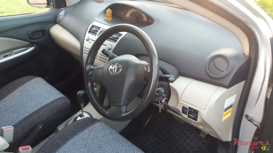 2007' Toyota Yaris Belta photo #3