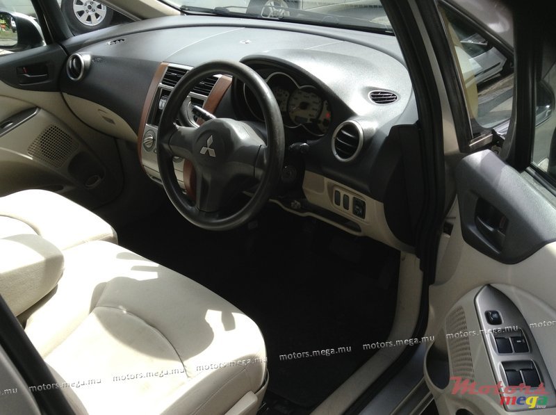 2002' Mitsubishi Colt photo #4