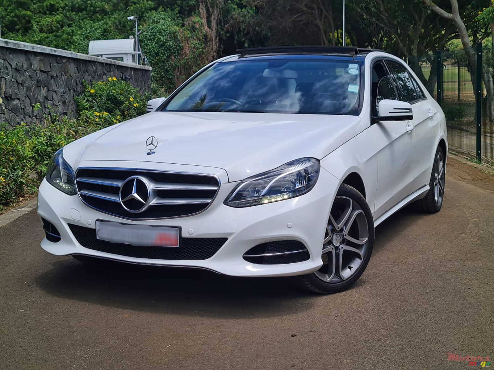 2014' Mercedes-Benz E 200 Avantgarde photo #1