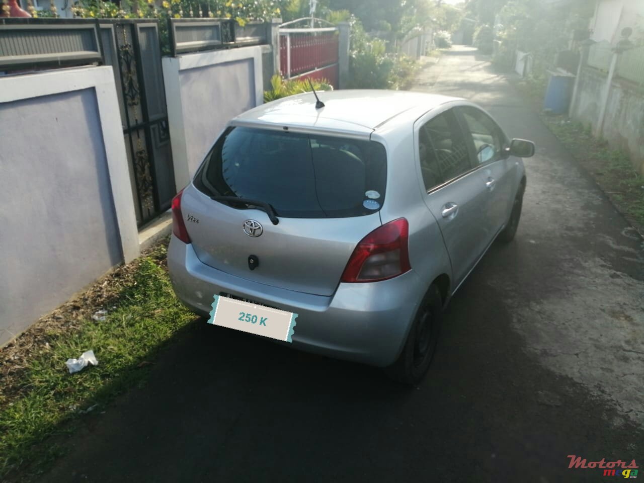 2005' Toyota Vitz photo #1