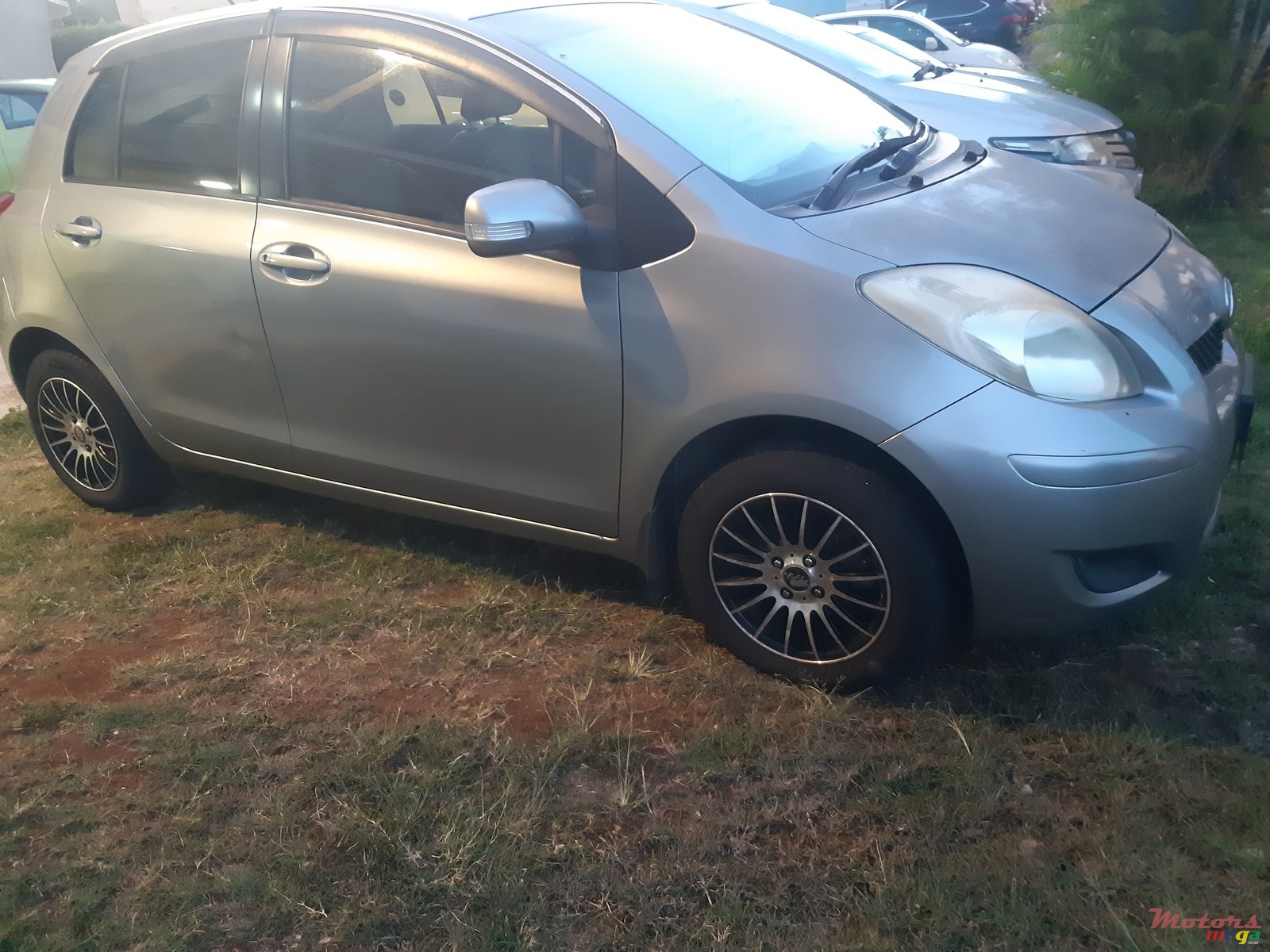 2009' Toyota Vitz photo #4